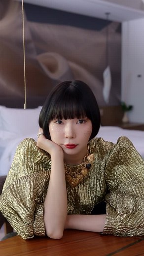 あさぎーにょ asaginyo on Instagram: "きらきら〜✨ ゴールドな私が出来上がるまで・・・🌙 この美容液、、、パッケージも去ることながら なーんとも贅沢でね、、、 ミツバチの恵みを商品化しているんだって。 ミツバチさんお恵みをありがとう🐝🍯~✨ すごいね。 今回は新しく発売されたゲランのベストセラー美容液をテーマに動画を制作しました✨✨✨✨ ゲランは洗練されたゴージャスなイメージだから この美容液を使う瞬間は本当に贅沢な気持ちになるね。 中に入ってるゴールドの粒々はね、オイル成分がマイクロビーズ化されてて お肌の上で弾ける。 お水のようなテクスチャーですぐ肌に馴染む◎ (ベタつくの苦手な人おすすめやで〜） ミツバチさんに感謝しながら ハリ蜜肌目指しましょ〜🐝🍯 @guerlain #PR #ゲラン #アベイユロイヤル #ハリ蜜肌 #Guerlain"