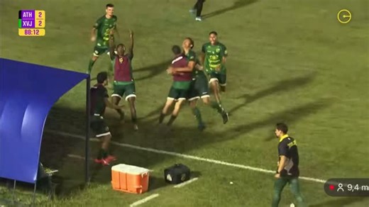 E.C. XV DE JAÚ - OFICIAL on Instagram: "Thiago empata para o Galinho. Ta na rede. XV de Jaú 2 x 2 Athletic"