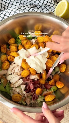 creamy chicken & bacon gnocchi salad😍enjoy for just 476 calories & 45g protein per serving and it takes just 30 minutes to make! This recipe was super easy to throw together and was full of flavour😍a new lunch time fave! get instant access to 400 more simple high protein recipes when you join my @kirstyskitchenclub app - link to FREE TRIAL in bio ✨ *makes 2x servings* Ingredients - 300g chicken breast, cooked and shredded - 3 rashers smoked streaky bacon, cooked and chopped into smaller pieces