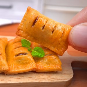 26K views · 626 reactions | Easy Miniature Bread Apple Pie Recipe  | Teeny Cakes | Facebook