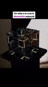 Los humanos somos seres tridimensionales y, por lo tanto, percibimos nuestro entorno en función de la longitud, latitud y altitud. En otras palabras, podemos identificar la izquierda y derecha, el adelante y atrás, y el arriba y abajo. En física, la cuarta dimensión espacial es una hipotética dimensión extra, más allá de las 3 dimensiones espaciales, también conocida como la quinta dimensión si se tiene en cuenta al tiempo como la cuarta. Algunos científicos han especulado que el gravitón, una p