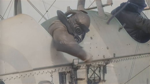 Just learned that in WWI we used wireless technology to communicate from air to ground—two-way telegraph. This footage demonstrates a 12-inch Mk I railway howitzer of 89th Siege Battery RGA at Dickebusch, BE in June 1916 being directed from the air with the help of morse code.👀