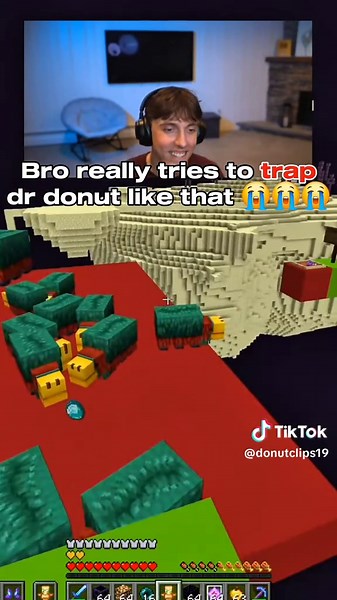 bro really tries 🤣🤣#donutclip #minecraft #viral #SMPWar #fyp #donutsmp #donuttrap #trap #pvp #minecrafpvp