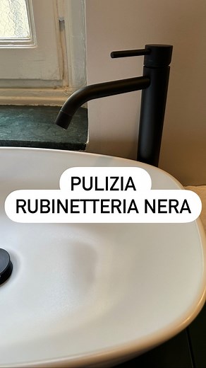 La Casa di Mattia on Instagram: "Ciao a tutti ragazzi!! Come pulire la rubinetteria nera piena di calcare? Si può usare senza problemi un anticalcare normale spruzzandolo però sul panno e non direttamente sulla superficie! Passiamolo bene e risciacquiamo abbondantemente, asciughiamo e il gioco è fatto!! 🚫 cose vietate da utilizzare, sgrassatori/anticalcare con all’interno candeggina classica e guai a spugne abrasive, entrambi rovineranno la cromatura, la candeggina intaccherà il colore è la spu