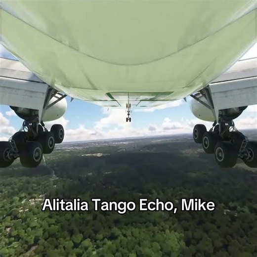747 Massive Gear Retracting on Takeoff #boeing #aviation #shorts
