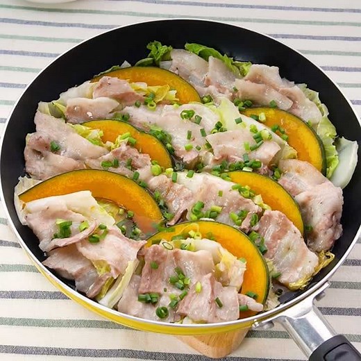 重ね蒸しで彩り綺麗！豚肉とかぼちゃの絶品うま煮のレシピ | デリッシュキッチン