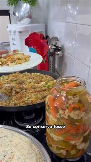 Eleni Moreti Da Silva Ribeiro on Instagram: "Legumes em Conserva 500 gramas pimenta doce ½ maço couve 400 gramas jiló 400 gramas cenoura 250 gramas mini cebolas 700 ml água 700 ml vinagre de álcool 01 colher (sopa) pimenta calabresa 01 colher (sopa) orégano 05 dentes de alho 01 colher (sopa) sal ½ xícara (chá) azeite #receitas #amo #amocozinhar #deliciasdaeleni"