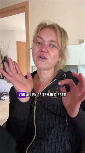 Es gibt Seiten, die schreibt man mit dem Kopf. Und es gibt Seiten, die schreibt man mit dem Herzen. Diese Widmung gehört zur zweiten Kategorie. Beim Schreiben musste ich mehrfach pausieren, weil ich gemerkt habe, wie viele Gefühle noch in meinem früheren Ich stecken. Vielleicht erkennst du dich in diesen Zeilen wieder. Vielleicht würdest du deinem früheren Ich heute auch etwas ganz anderes sagen als damals. 💜 Wenn du deinem früheren Ich heute einen einzigen Satz mitgeben könntest – welcher wäre