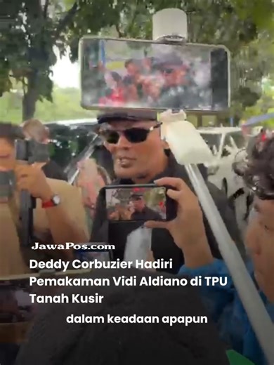 Deddy Corbuzier turut hadir di pemakaman Vidi Aldiano di TPU Tanah Kusir, Minggu (8/3/2026). Di tengah guyuran hujan dan kesedihan yang mendalam, Deddy memberikan kesaksian singkat namun sangat bermakna tentang sosok Vidi yang dikenalnya.