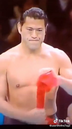 1986年2月6日 両国国技館前田さん、猪木さんへのハイキック蹴撃事件！第1次UWFを終え、業務提携。前田がリング上で「1年半UWFとしてやってきたことが何であるか確かめに来ました」とマイクアピールで新日本プロレスに復帰。UWF勢、猪木への挑戦者決定リーグ戦を勝ち抜いた藤原が挑む猪木戦は、試合開始前からピリピリしていた。試合では猪木の反則パンチキックに全員で抗議。関節技合戦では藤原に極め方を指導し挑発する猪木。猪木の下腹部への蹴りに「金的だぞ」猛抗議のUWF勢。ラストは藤原の一本足頭突きをエルボーで返した猪木が一気に締め落として決着。前田は『猪木なら何をやっても許されるのか』と怒りのハイキック。#u系 #旧UWF #UWF #新日本プロレス #リングス #RINGS #KING OF SPORTS #総合格闘技 #前田日明 #アントニオ猪木 #藤原喜明 #関節技 #組長 #藤原組長 #藤原組