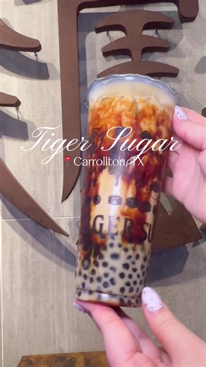 Tiger Sugar is hands-down one of the best boba tea spots in Carrollton for brown sugar milk tea lovers. Known for their signature “tiger stripes” made from fresh caramelized brown sugar, this place is all about rich, creamy, dessert-style boba that actually tastes handcrafted. If you’re into chewy pearls, bold flavor, and aesthetic drinks, this is a must-try in the Dallas area. Perfect for a boba run, late-night sweet craving, or a fun stop in Koreatown Carrollton. 📍 Tiger Sugar – Carrollton, T