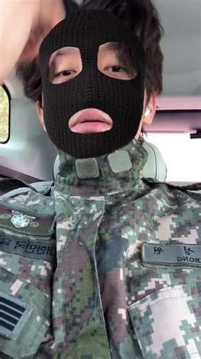 왼쪽 가슴 무슨 휘장인지 맞춰봐 #ㅊㅊ