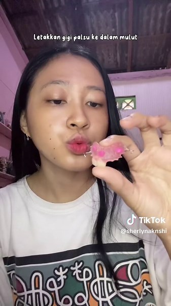 Tips Memasang dan Melepaskan Gigi Palsu dengan Nyaman