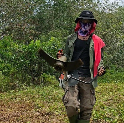 Stihl MS 261 C-M Gas Chainsaw Specifications Engine POWER SOURCE: Gas POWERHEAD WEIGHT: 10.1 lbs. GUIDE BAR LENGTH (Recom)18 in OILOMATIC CHAIN: 325" RM3 CHAIN OIL CAPACITY: 6.8 oz. ENGINE POWER: 4.0 bhp FUEL CAPACITY: 16.9 oz. DISPLACEMENT: 50.2 cc INTENDED USE: Professional #engine #chainsaw #stihl #motosierras #husqvarna #mesin #sinso #motorsage #stihlchainsaw #láncfűrész #chainsawman #motorfúrész #reel #fyp #viral #fypviral | Xi Farhan AiXi