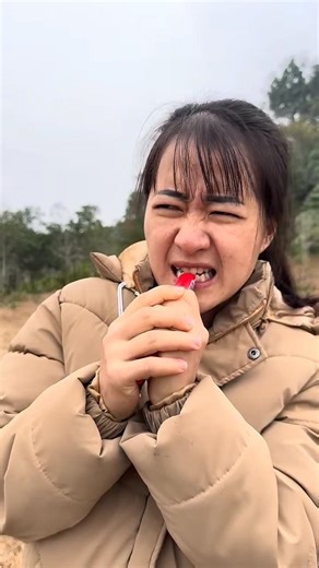 Using a stick to crack open the sausage casing is verysimple #bushcraft #survival #shorts#camping😣