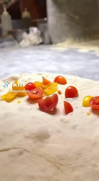 Scopri la magia della vera pizza tradizionale con Pizza Social Lab! Il nostro segreto? Rispettare le antiche tradizioni della preparazione della pizza, combinando ingredienti freschi e genuini per creare un gusto unico che ti conquisterà al primo morso. Non perdere l'opportunità di assaggiare il meglio della cucina italiana. Vieni da noi e vivi un'esperienza gastronomica indimenticabile! 🍕🇮🇹 #PizzaTradizionale #GustoUnico #PizzaSocialLab #PizzaLover #Pizza #Napoli