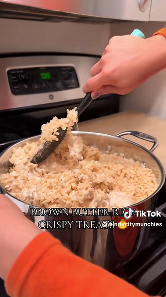 Super easy and quick Halloween dessert! But you have to brown the butter - it’s the best part! What are your favorite Halloween snacks or desserts?? #halloween #halloweendesserts #oreos #bakingathome #creatorsearchinsights