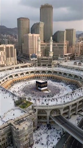 "The House of Allah Appears in the Desert 🕋 | Islamic Short"