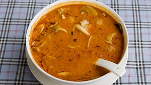 Calmars marinés en soupe à l'oignon et au parmesan pour 4 personnes - Recettes - Elle à Table