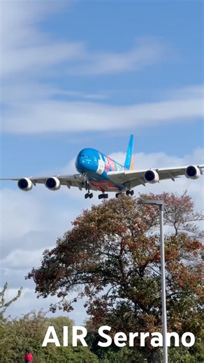 Emirates A380✈️ Glide GRACEFULLY towards Heathrow🇦🇪✈️😱 #airbusa380 #emirates #aviation #shorts
