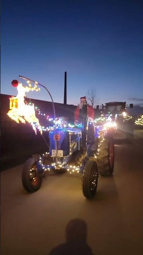Lanzi und der Weihnachtsmann bei der Olfener Trecker-Lichterfahrt 2025 🚜🎄🎅