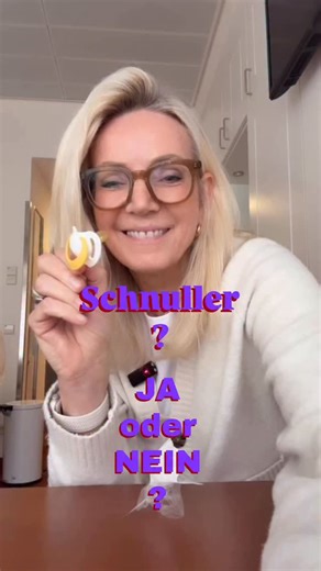 Bettina Pauly, Babyosteopathie, Hamburg on Instagram: "Schnuller sind ein sensibles Thema und jedes Kind reagiert anders darauf. Viele Babys mögen keinen Schnuller und das ist völlig in Ordnung. Andere Kinder hingegen profitieren sehr davon und finden damit leichter zur Ruhe. Oft entstehen dann viele Fragen: Welcher Schnuller ist wirklich sinnvoll? Soll ich verschiedene Modelle ausprobieren oder gibt es klare Empfehlungen? Ab wann darf mein Baby einen Schnuller nutzen und sollte ich lieber noch 