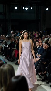 Najnowsza kolekcja Deni Cler powstała z miłości do piękna i klasycznej elegancji. Zainspirowana mediolańskim szykiem i ikonicznymi miejscami, stanowi doskonałe połączenie tradycji i nowoczesności. Pokaz mody na sezon Wiosna - Lato 2025 przyciągnął uwagę nie tylko mediów, ale i wszystkich śledzących najnowsze trendy w branży modowej. Nasi goście mogli podziwiać nowoczesne fasony, których paleta barw ujmowała jasnymi beżami i intensywnymi brązami, pastelowymi odcieniami ecru i różu, czy głębokimi 