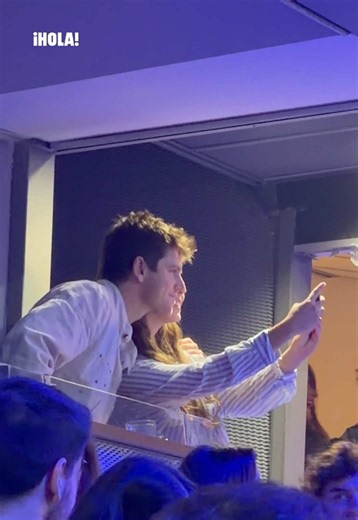 Miguel Bernardeau se convierte en la estrella durante el concierto de @guitarricadelafuente 🎶. El actor, muy amable y sonriente, atendió a los fans que le pedían fotos y autógrafos 📸✍️ #guitarricadelafuente #miguelbernardeau #labolanegra