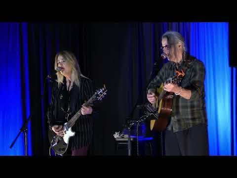 Vicki Peterson & John Cowsill - Manic Monday (Live at Round Lake Farms)