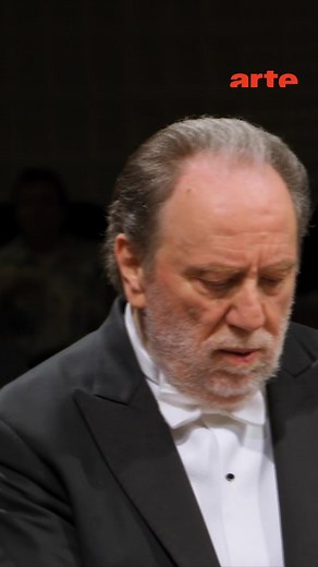 La virtuosité de la musicienne Beatrice Rana 🤩 Accompagnée par le Lucerne Festival Orchestra, la pianiste italienne s'empare de la spectaculaire “Rhapsodie sur un thème de Paganini”, dont la mélodie étrange, démoniaque et rêveuse exprime le romantisme tardif du compositeur Sergueï Rachmaninov. Disponible en intégralité ici 👉 arte.tv/videos/126250-000-A | ARTE Concert