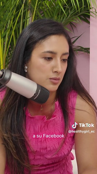 El lado oscuro de las redes sociales... 📱💔 ¿Alguna vez has pensado en cómo afectan tus comentarios a la familia de alguien más? Romina reflexiona sobre su mayor error y lo que más le dolió de la exposición pública. ¡Ya casi sale el nuevo episodio! 🔔 📅 Domingo 15 de marzo 🕗 8 PM 🎙️ Spotify y YouTube