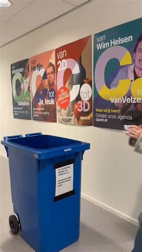 Wie redt deze filmposter van de papierbak? ♻️ Onze filmposters zijn toe aan een nieuw thuis! Daarom geven we vanaf nu regelmatig posters weg. Deze keer geven we 2x de prachtige Bugonia-poster weg. Bugonia is de nieuwe zwarte komedie van Yorgos Lanthimos, met Emma Stone in de hoofdrol. Twee complotdenkers ontvoeren een CEO omdat ze denken dat zij een alien is. Wat volgt is een absurde en scherpe satire over complottheorieën, social media en macht — ongemakkelijk én grappig tegelijk. Wil jij kans 
