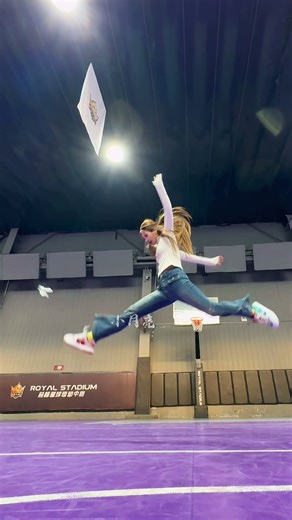 Let's share the happiness of playing shuttlecock together!