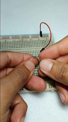 ¿Cómo hacer tu primer circuito electrónico en una protoboard?