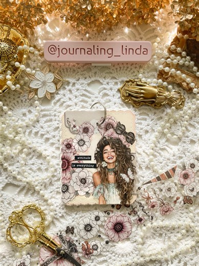 💕Misery💕 First attempt at this spread = fail 🫣. Stamping didn’t go as planned - mixing ink colors didn’t turn out right, and placement was off 🥴. But honestly, I’m happy with the result💕 Name plaque: @zari.prints use “LINDA10” for 10% off your order ✨ Journal: @moondreamer_studio Girl: @Lana 📚 🇸🇪 Flower stamp: @sindhurascrafts . . . #journalreel #journalcommunity #journalasmr #scrapbooking #fyp