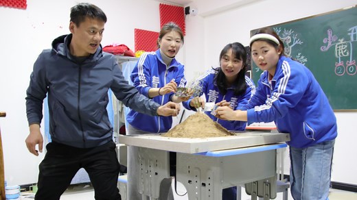 师生一起玩切小山，超级紧张又刺激的小游戏，谁会被惩罚倒立呢？