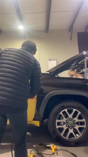 Takumi Ito on Instagram: "I learning how to Remove the viecle rap! 渡米1日目にしてラッピング剥がしを学びました🤭‼️ ラッピング剥がす業者さんが寒波のせいで来れない可能性もあるとの事で、「ストームが来る前に今日やっちゃうか！」となり、やり方教わりながら3時間で完了‼️ これで業者に車も船もドロップしたので、寒波が来るまで大人しく試合の準備します✨ とりあえず、今回教わったハンドバーナーを買おう🤭 たくさんのフォローしてくれたジョナサンに感謝🥲 #ノリーズ #伊藤巧 #zdecal #dhl #dhlexpress"