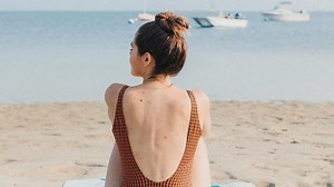 Si vous avez de l'acné entre les seins et sur le dos, voici comment y remédier