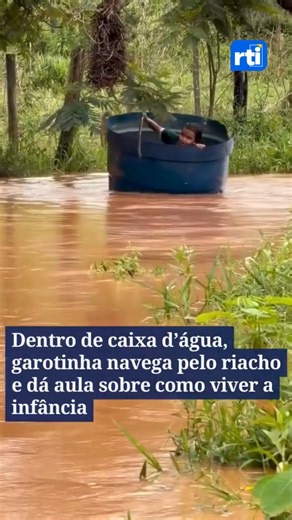 RTI on Instagram: "A pequena Teté, natural de Minas Gerais, tem conquistado a web ao mostrar que sabe aproveitar a infância com simplicidade, diversão e muito contato com a natureza. Em um vídeo que circula nas redes sociais, a menina aparece de forma criativa “descendo” um riacho dentro de uma caixa d’água. Nas imagens, Teté utiliza um galho de árvore como se fosse um remo, guiando a caixa enquanto a correnteza segue seu curso. Logo depois, ela se lança na água, em uma cena espontânea que trans