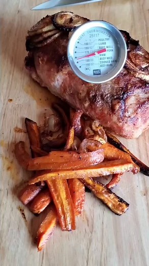 Let's make ROAST PORK! I buy a whole pork loin at Costco then cut it in half. I freeze one to make this recipe again. 😋 It's so easy. Trust me! Visit my blog for a complete recipe. Ingredients: (1) 4 to 5 lb Boneless Pork Loin 1 1/2 tbsp Taste Portugal Seasoning 2 large sliced onions 2 large carrots (cut into pieces) 1/4 cup olive oil 2 tablespoons butter #tiamariasblog #roastpork #receitasportuguesas #receitas #easyrecipes #portugueserecipes #portuguesecuisine | Tia Maria's Blog