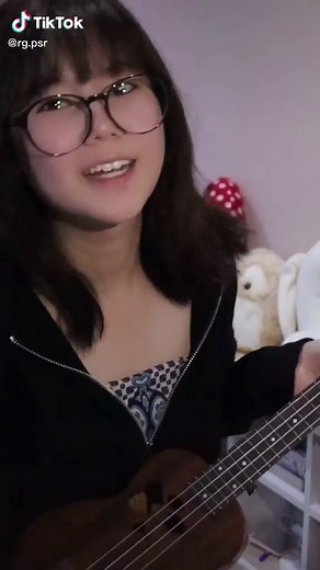 Learn Ukulele Basics with Stylish Music Insights