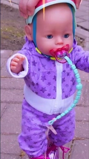 Lina se pone un casco para patinar