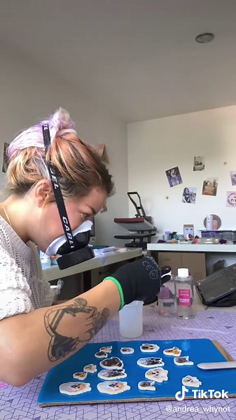 Trabajando con resina epoxy 😎💓 #resinaepoxy #resinart #resinaepoxi #resinatiktok #manualidades #emprendimientocreativo #hechoamano #negocioencasa #artesgraficas #creativa #resinaparaemprendedores #resinartwork #resinamexico #resinpour #resina #epoxy #cuidados