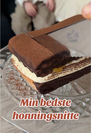 Honningkagesnitte med appelsinmarmelade og creme