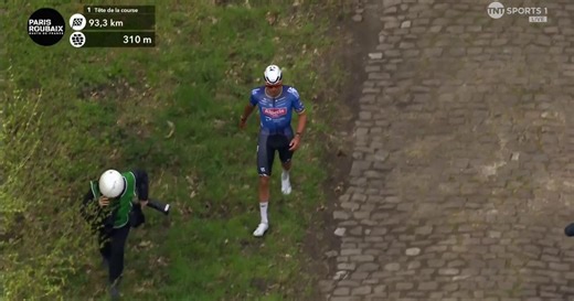 'Catastrophic!' - Van der Poel suffers double puncture on the Arenberg Trench