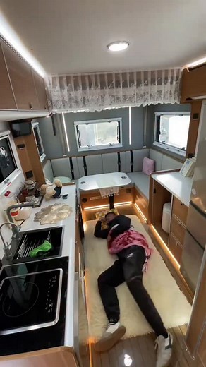 Wow, this is a huge RV! | RV Camping Car