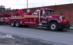 【街拍出警】纽约市消防局 车队服务科马克拖车托载一辆备用泵车（2017年3月20日）