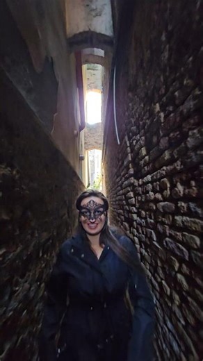 Levitating in Venice’s Narrowest Street 53 cm 📍 #shorts