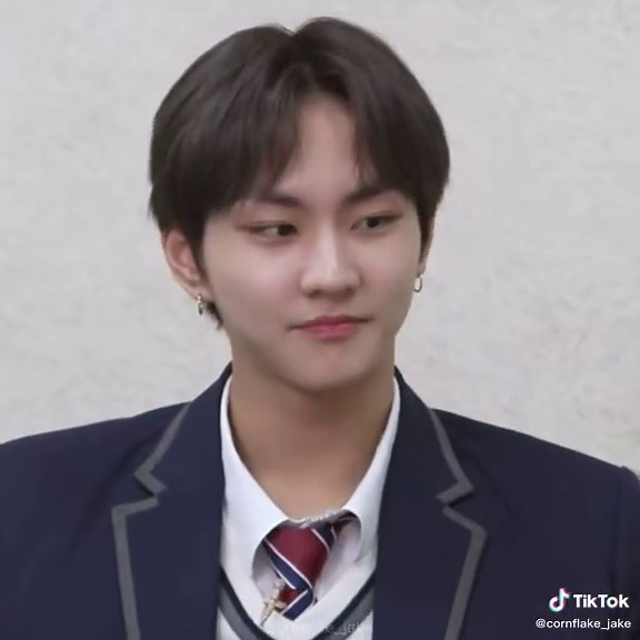 physics jake? more like chemistry jake 😍🙏 #science #jake #heeseung #jungwon #ni_ki #enhypen #engene #kpopfyp #chemistry #lol