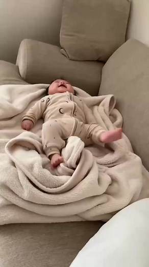 29K views · 1.5K reactions | Baby snuggles are the best ☺️ #happybaby #goodmood #baby #fyp #babylife #babycute #cutebabies #babygirl #babyboy #lovelybaby #babylovers #reelsvideo #cutelittlebaby #babytime #cutebaby #littlebabies #cutebabies #babylovely #babyofthefamily #lovebabies | Cute little baby | Facebook